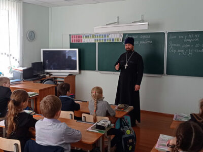 Священник посетил Щербаковскую среднюю школу и провел ряд открытых уроков в разных классах