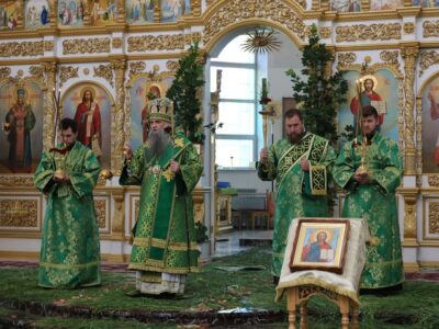 В канун праздника Пятидесятницы епископ Савва совершил всенощное бдение в Свято-Николаевском кафедральном соборе г. Валуйки