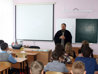 В Иловской средней школе священник провел открытый урок с учащимися 6-х классов о вреде курения
