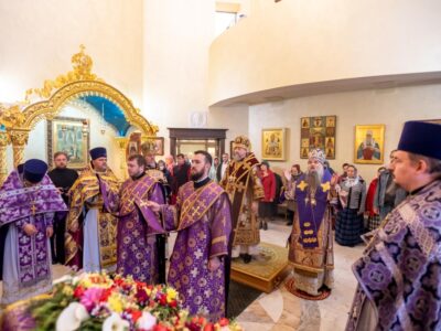 Епископ Савва сослужил митрополиту Белгородскому и Старооскольскому Иоанну в Свято-Троицком домовом храме здания Белгородской митрополии