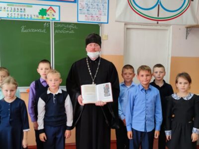 Настоятель Покровского храма села Сетище провел встречу с учениками местной школы