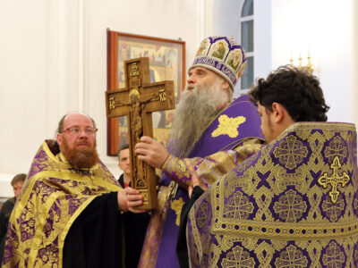 Епископ Савва совершил всенощное бдение с чином воздвижения Креста в Свято-Николаевском кафедральном соборе города Валуйки