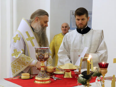 В праздник Рождества Христова Преосвященнейший епископ Савва совершил ночную Божественную Литургию в Свято-Николаевском кафедральном соборе города Валуйки