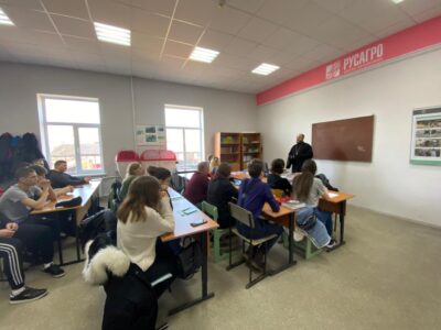 В рамках кураторского часа священник провел беседу со студентами Ютановского техникума