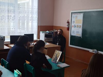 Священник посетил Глуховскую СОШ и провел беседу со старшеклассниками