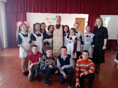 Священник посетил праздничный концерт в СОШ села Рождествено
