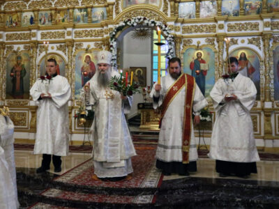 Преосвященнейший епископ Савва возглавил ночное Пасхальное богослужение в Свято-Николаевском кафедральном соборе города Валуйки