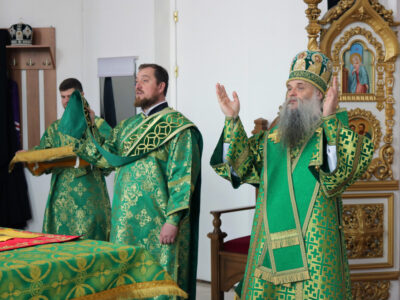 В праздник Входа Господня в Иерусалим епископ Савва совершил Божественную литургию в Свято-Николаевском кафедральном соборе города Валуйки
