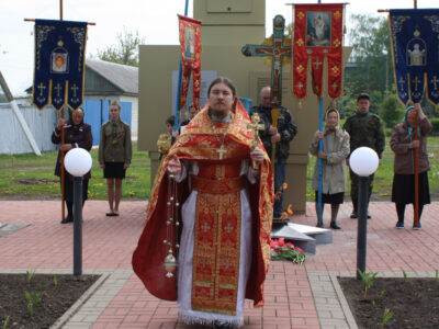 Настоятель Покровского храма села Иловка совершил крестный ход к Мемориалу погибшим воинам и совершил заупокойную литию
