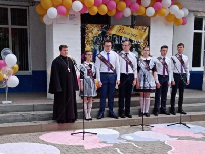 Священник посетил праздничную линейку в МБОУ «Щербаковская СОШ»