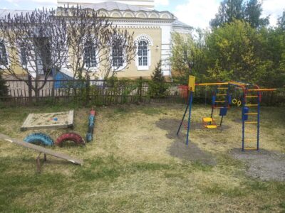 На территории храма Святых Апостолов Петра и Павла села Погромец установлена новая детская площадка