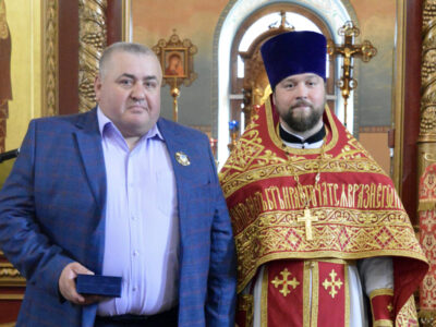 Настоятель Свято-Троицкого кафедрального собора города Алексеевка вручил церковные награды