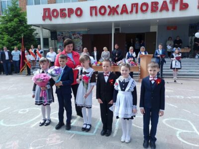 Благочинный приходов Волоконовского округа поздравил выпускников Волоконовской СОШ №1 с окончанием обучения в школе