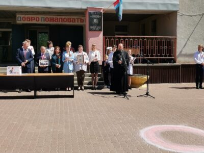 Священник принял участие в праздничной линейке посвященной Великой Победе в Волоконовской СОШ №2