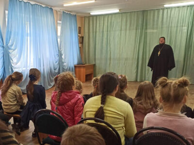 В Красненской детской школе искусств состоялась встреча обучающихся со священником