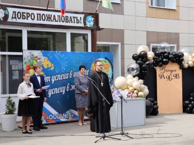 Священнослужители Свято-Троицкого кафедрального собора города Алексеевка поздравили школьников с окончанием учебного года