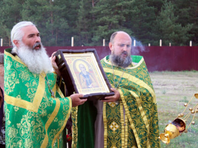В храме Спаса Нерукотворного поселка Волоконовка торжественно встретили икону с частицей мощей преподобного Сергия Радонежского