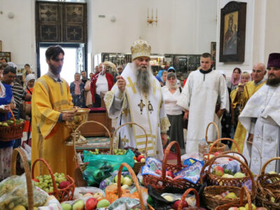 В праздник Преображения Господня Преосвященнейший епископ Савва совершил Божественную Литургию в Свято-Николаевском кафедральном соборе города Валуйки