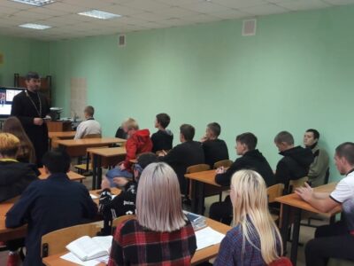 Священник посетил ОГАПОУ «Валуйский индустриальный техникум» и принял участие в мероприятии