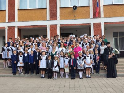 Священник посетил праздник первого звонка в ЦКР села Белый Колодезь