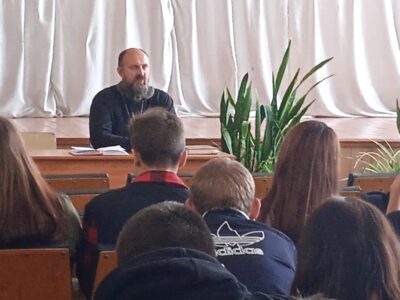 Настоятель храма Спаса Нерукотворного поселка Волоконовка принял участие в лектории проходившем в Ютановском колледже