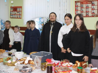 В МБОУ «Иловская СОШ им. Героя России В. Бурцева» прошла благотворительная «Никольская ярмарка»