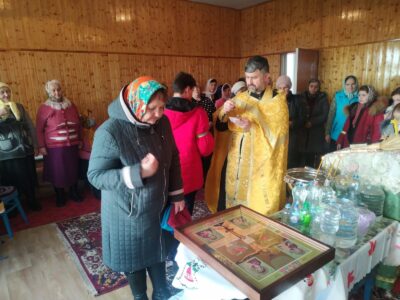 Педагоги и сотрудники МОУ «Большовская ООШ» приняли участие в богослужении и приложились к иконе Божией Матери «Победительная»