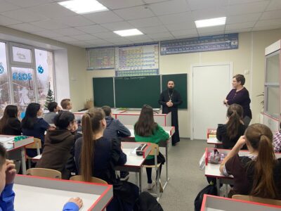 Священник посетил МОУ «Глуховская Средняя Школа» и провел беседу с учащимися