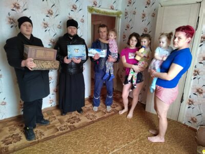 Священнослужители Ровеньского благочиния посетили многодетные семьи района и вручили подарки к Рождеству Христову