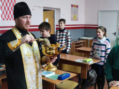 Настоятель храма Покрова Пресвятой Богородицы села Сетище посетил местную школу и детский сад