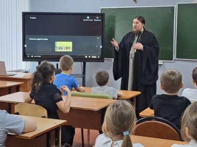 Настоятель Покровского храма села Иловка провел два открытых урока с учащимися 2-х и 7-х классов местной школы