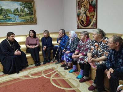 Настоятель Покровского храма села Иловка встретился с постояльцами Иловского дома-интерната для престарелых и инвалидов