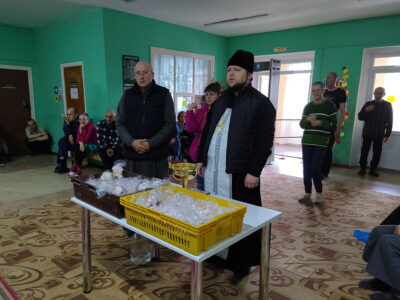 Накануне праздника Светлой Пасхи благочинный приходов Ровеньского округа посетил Ровеньский дом социального обслуживания в селе Барсучье