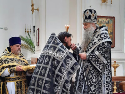 Правящий архиерей Валуйской епархии совершил Божественную Литургию Преждеосвященных Даров и вручил духовенству патриаршие награды в Свято-Николаевском кафедральном соборе города Валуйки