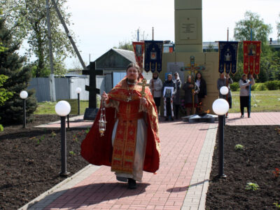В селе Иловка состоялся крестный ход к братской могиле и совершена панихида по погибшим воинам