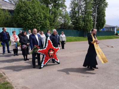 Священник совершил заупокойную литию по погибшим в Великой Отечественной войне на братской могиле в поселке Николаевка