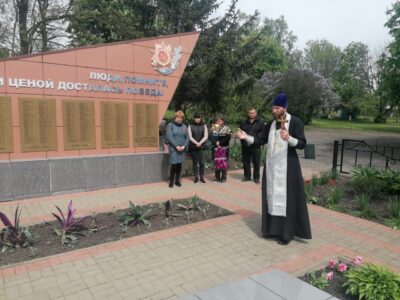 Лития по погибшим в Великой Отечественной войнах на братской могиле в поселке Викторополь