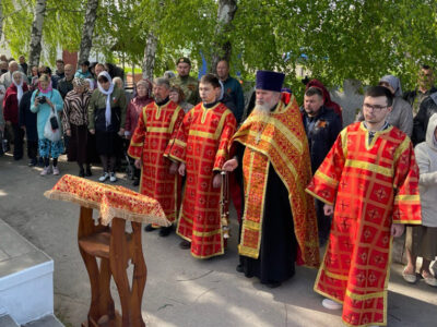Благочинный Алексеевского округа совершил панихиду у памятника погибшим воинам на центральном кладбище