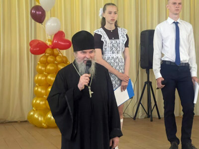 Благочинный Алексеевского округа принял участие в последнем звонке в МБОУ «СОШ №7» Алексеевского городского округа
