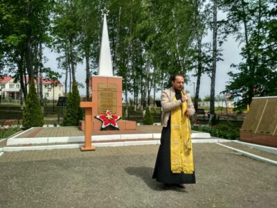 Лития по погибшим в Великой Отечественной войне на братской могиле в поселке Кубраки