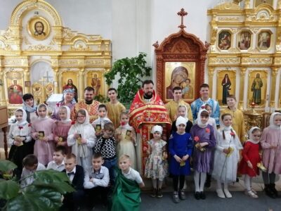 В праздник святых жен-мироносиц воспитанники воскресной школы Покровского собора города Бирюча устроили представление для всех прихожан