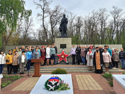 На братской могиле села Белый Колодезь была отслужена лития по погибшим и победы ради потрудившимся соотечественникам