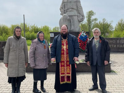 В селе Айдар Ровеньского благочиния на братской могиле была совершена заупокойная лития