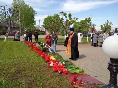 Заупокойные богослужения в память о погибших воинах прошли в Красненском благочинии