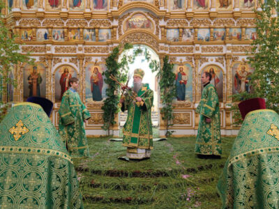 В День Святой Троицы епископ Валуйский и Алексеевский Савва совершил Божественную Литургию в Свято-Николаевском кафедральном соборе города Валуйки