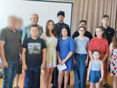 Священник посетил мероприятие, посвященное Дню семьи, любви и верности в МБУДО «Дом детского творчества» Валуйского района