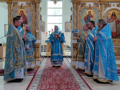 В день празднования иконы Божией Матери «Троеручица» епископ Савва совершил Божественную Литургию в Свято-Николаевском кафедральном соборе города Валуйки