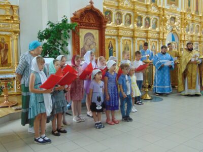 Дети воскресной школы «Покров» поздравили прихожан с Днем семьи, любви и верности