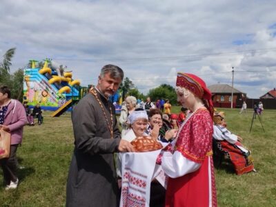Священник принял участие в фестивале народных умельцев, ткачих и вышивальщиц «Камызинский рушник – вышитая история»
