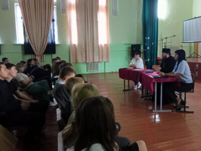 Настоятель храма святого апостола Андрея Первозванного села Айдар провёл встречу с учащимися 6-11 классов Ясеневской школы